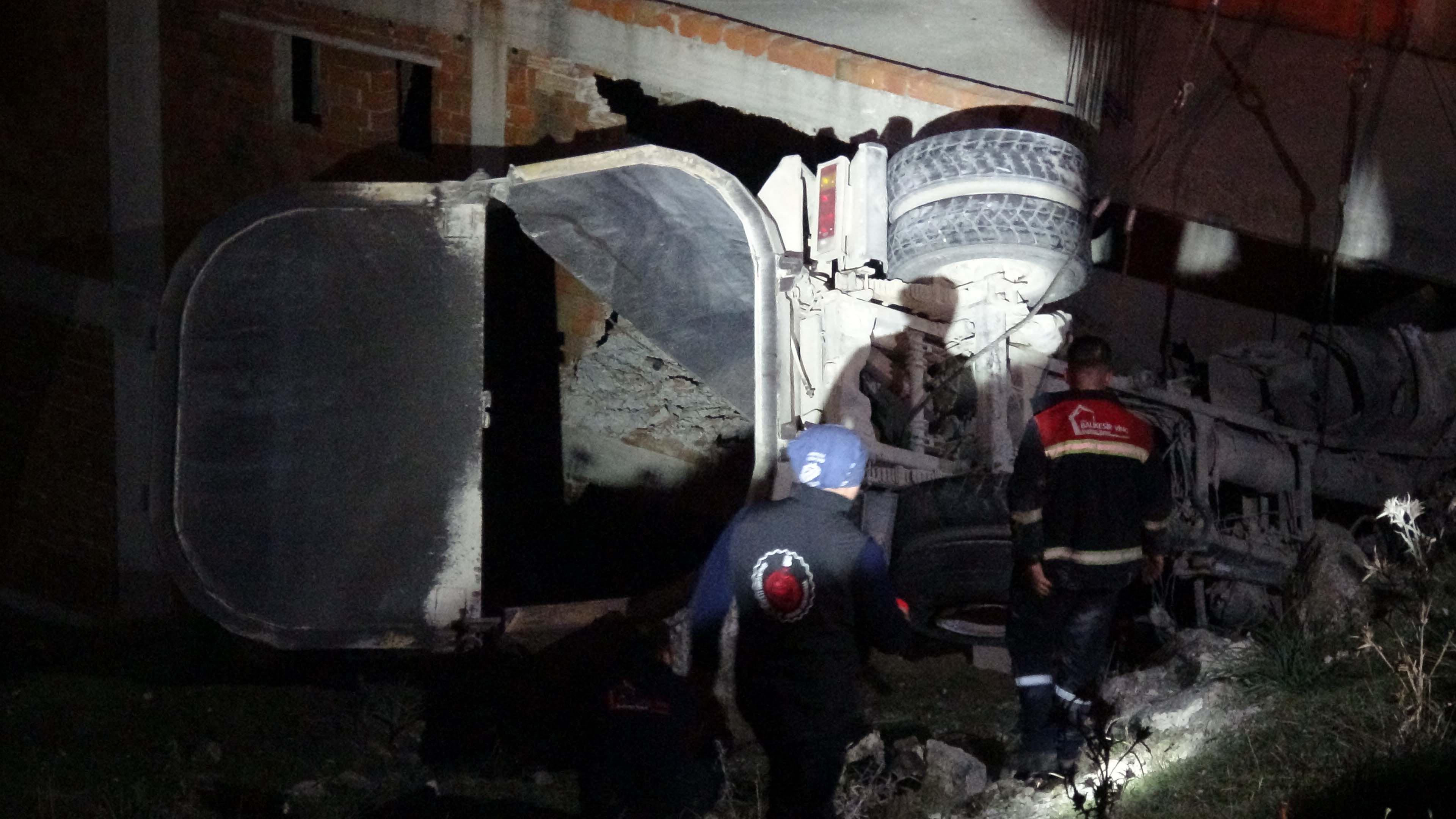 Balıkesir'de freni patlayan kamyon eve girdi: 2 ölü