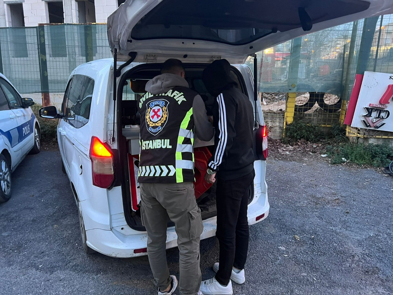 Ataşehir'de makas atarak trafiği tehlikeye sokan sürücüye ceza